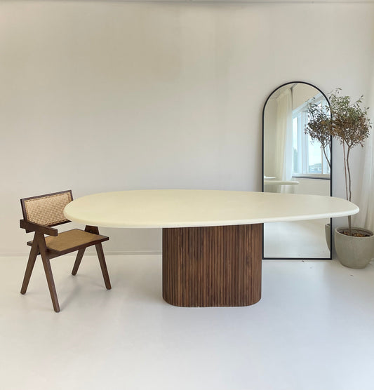 Eettafel betoncire met geribbelde walnoot kleur poot