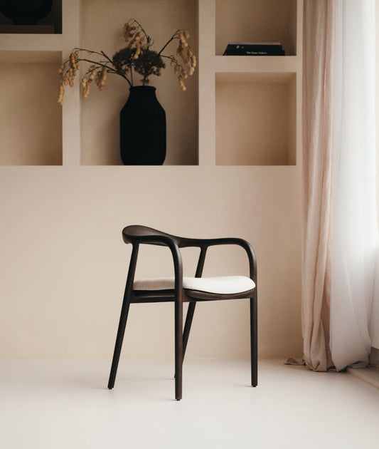 Japandi Eetkamerstoelen in Walnoot en Eiken met Linnen of Bouclé stof