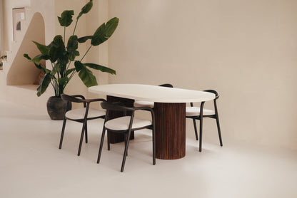 Japandi Eetkamerstoelen in Walnoot en Eiken met Linnen of Bouclé stof