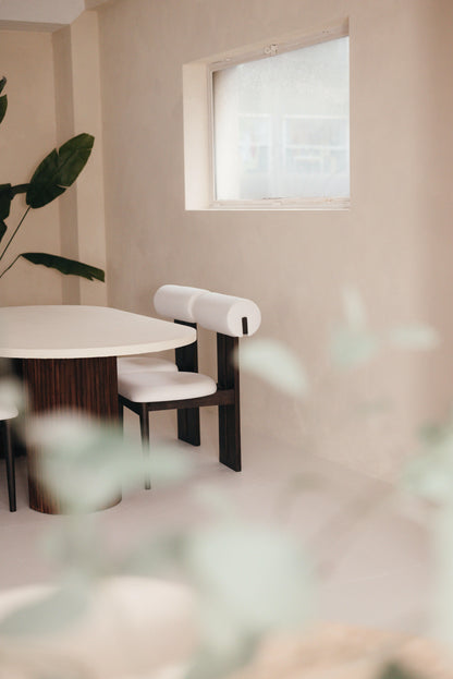 Japandi Eetkamerstoel – Scandinavisch Japans Ontwerp met Ronde Rugleuning