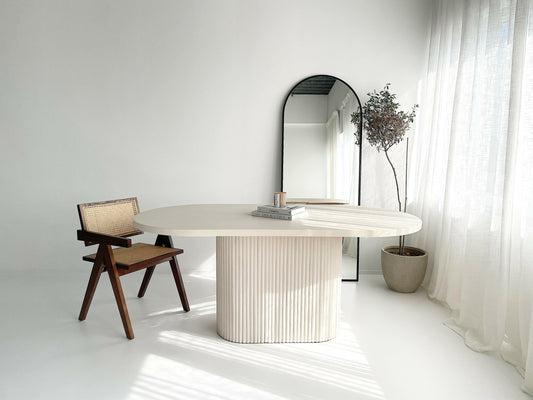 ovale betoncire eettafel met geribbelde poot