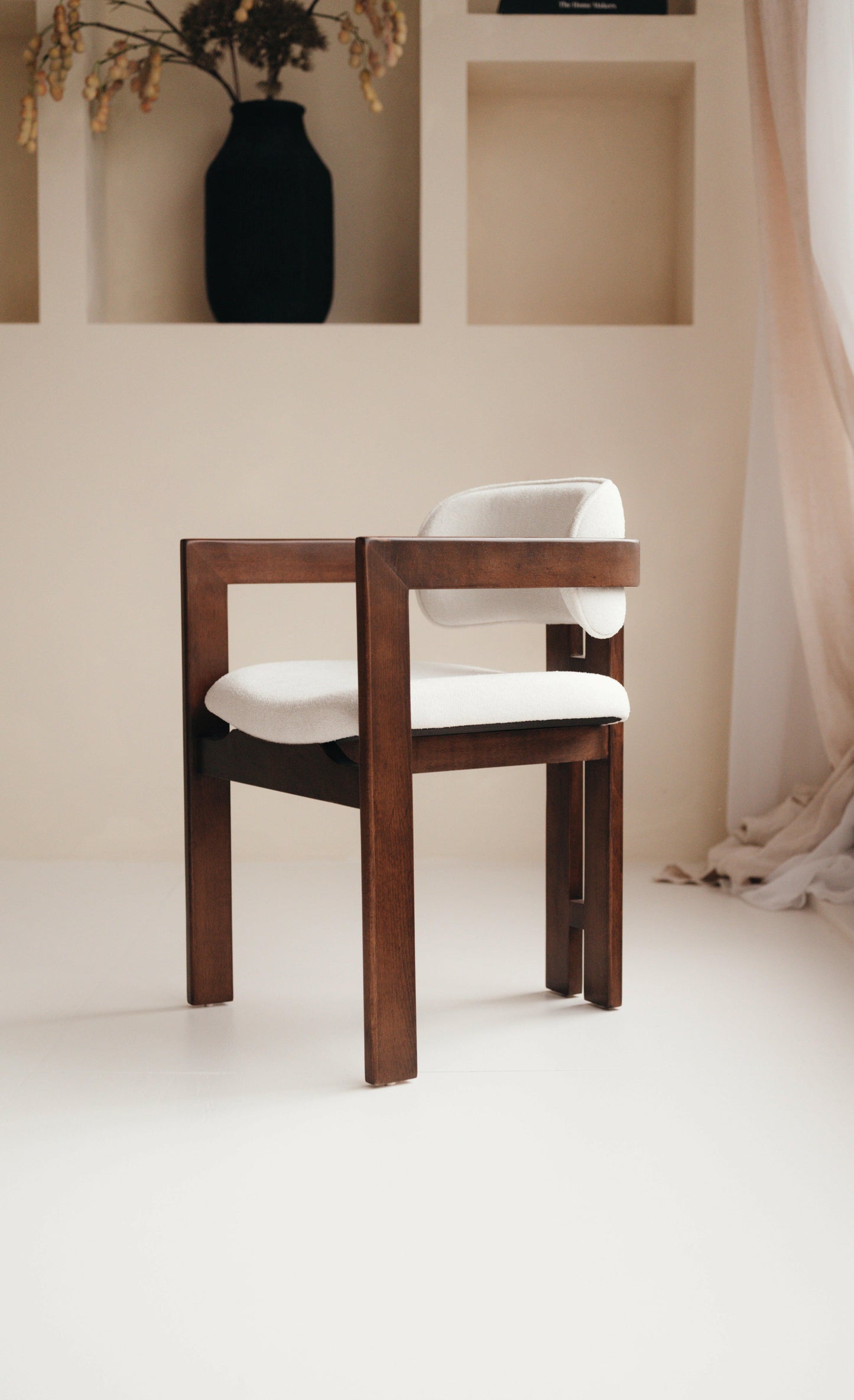 Japandi Eetkamerstoel – Tijdloos Scandinavisch Design met Walnoot hout kleur