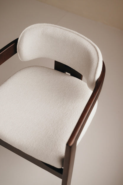 Japandi Eetkamerstoel – Tijdloos Scandinavisch Design met Walnoot hout kleur