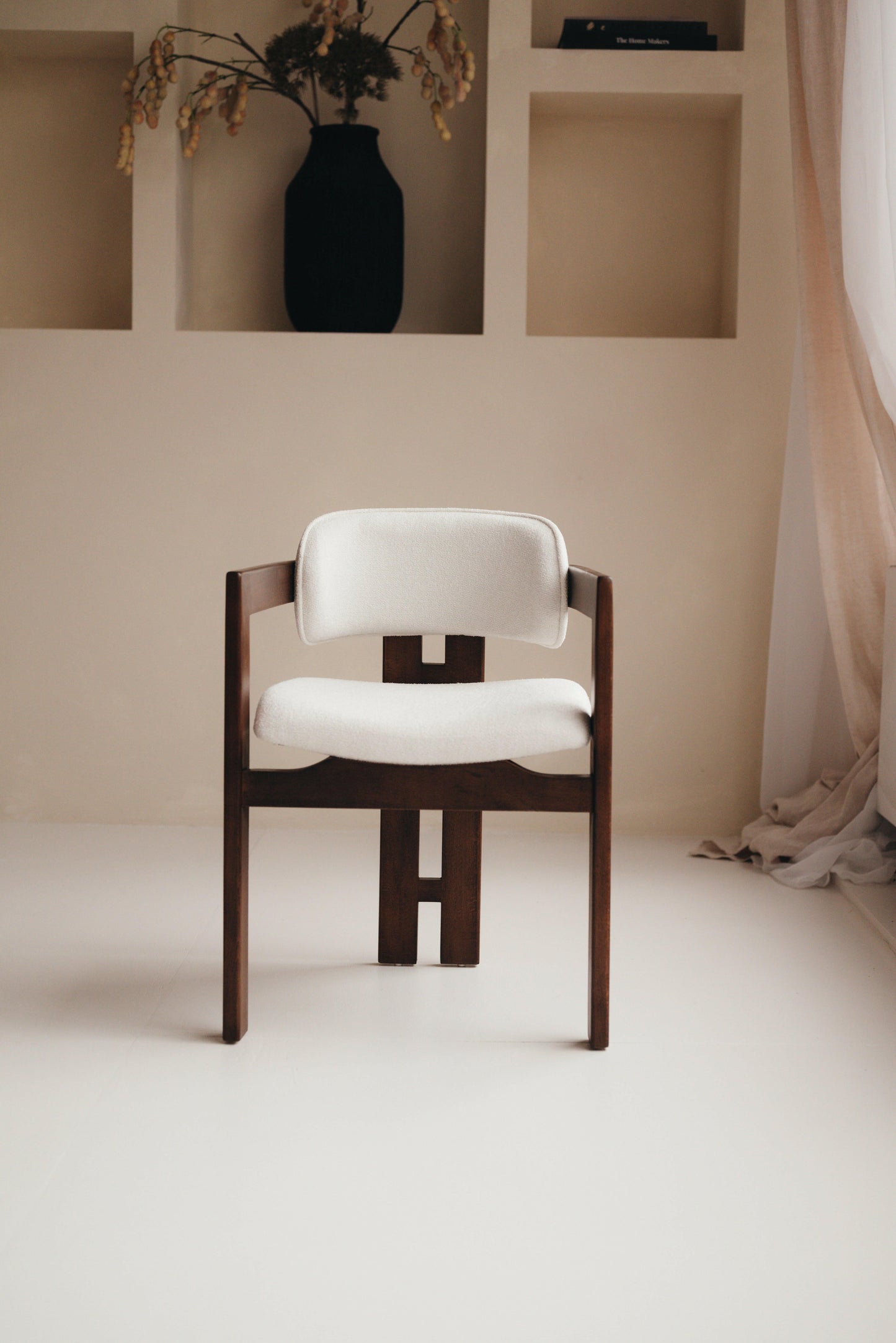 Japandi Eetkamerstoel – Tijdloos Scandinavisch Design met Walnoot hout kleur